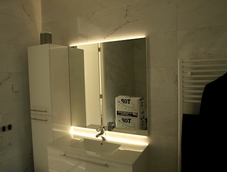 Spiegel met backlight LED geplaatst in Amsterdam