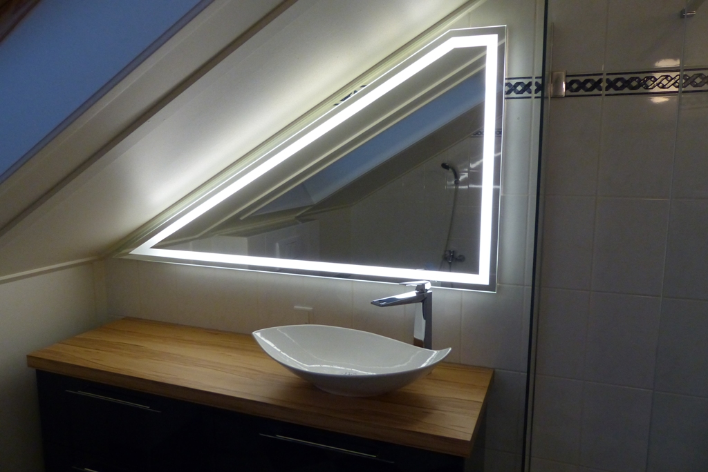 spiegel met schuine zijde voorzien van led verlichting