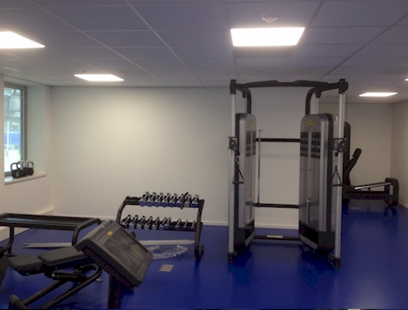 Opbouw spiegelwand Amsterdam Chipsoft bedrijfs fitness ruimte - Amsterdam