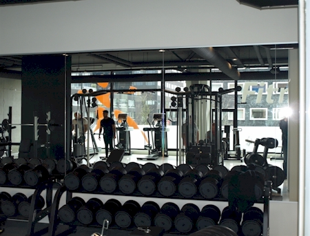 Spiegelwand achter halterbank in fitness studio - Amsterdam IJburg