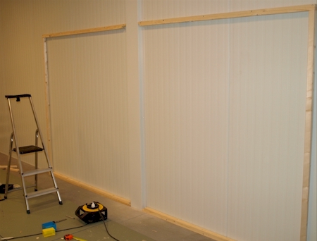 frame op de metalen scheidingswand dans-studio