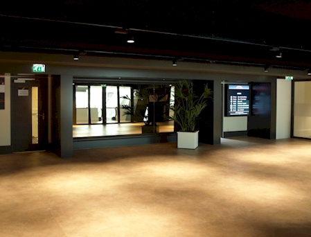 Spiegelwand in de entrée ON FIFTH - Amsterdam Arena