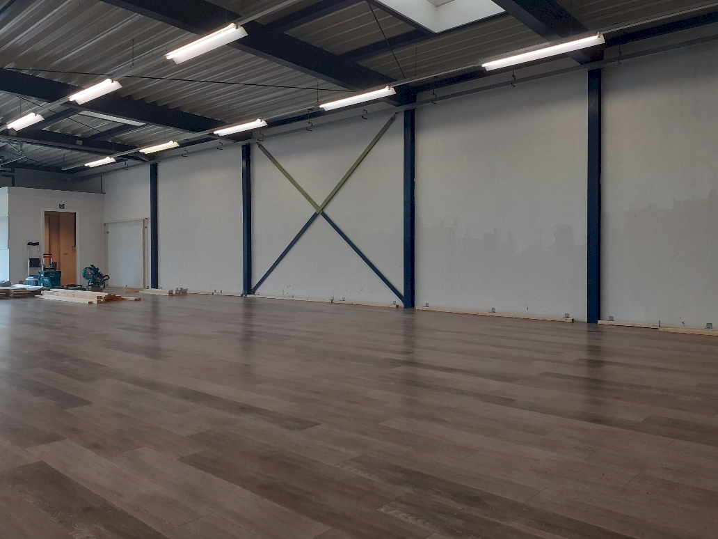 Wand loods waar de spiegelwand tegenaan komt wand loods met stalen staanders