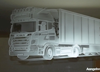 Gezandstraalde vrachtwagen op spiegel