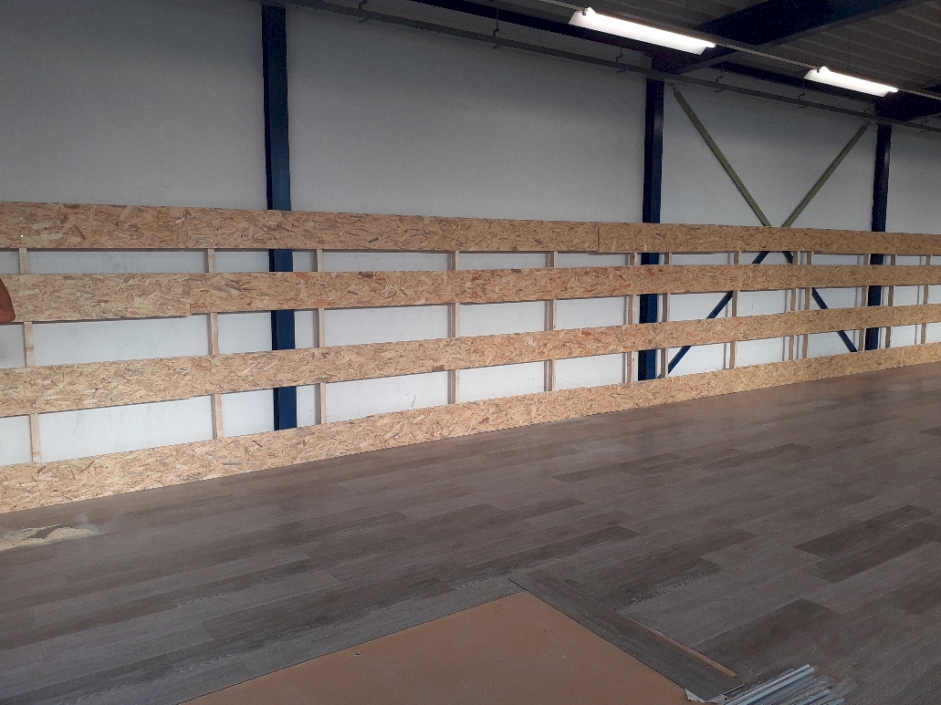 osb-plaat op het regelwerk voor de spiegelwand