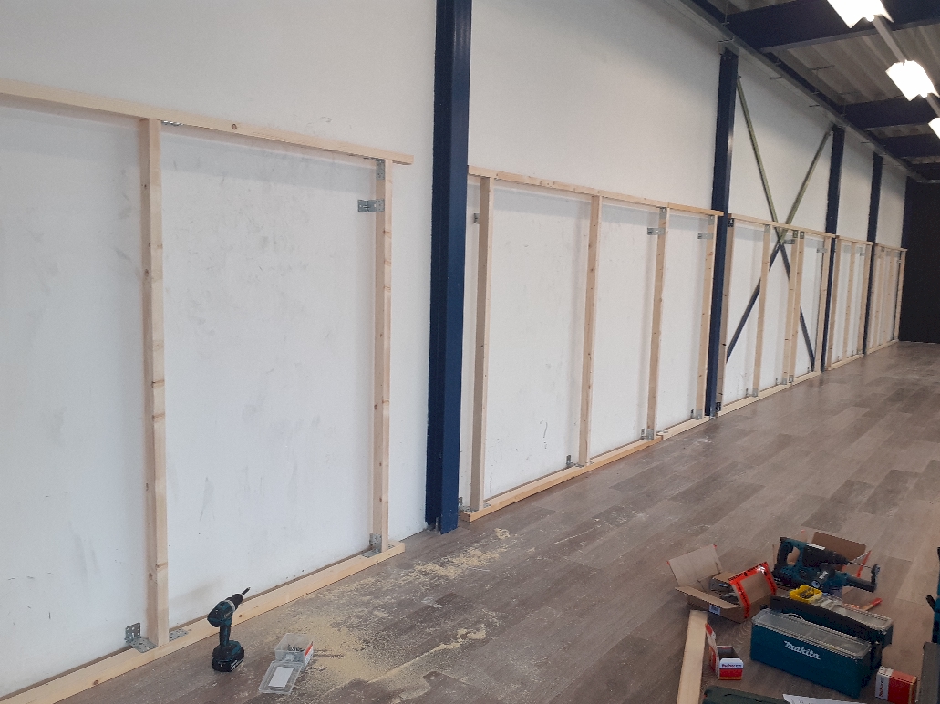 wand loods opgevuld met regelwerk